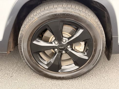 Used 2019 Jeep Cherokee Latitude Plus FWD image 9