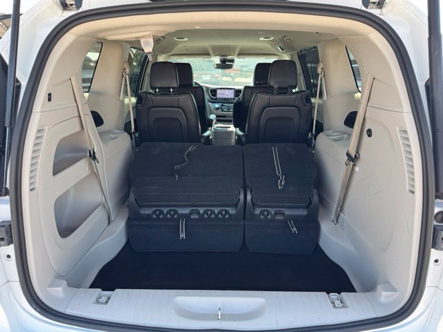 Used 2024 Chrysler Pacifica Touring-L FWD image 7