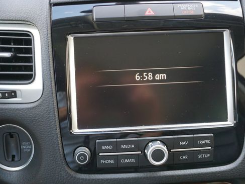 Used 2014 Volkswagen Touareg Sport image 26