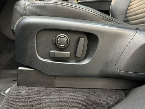 Used 2018 Land Rover Discovery HSE image 14