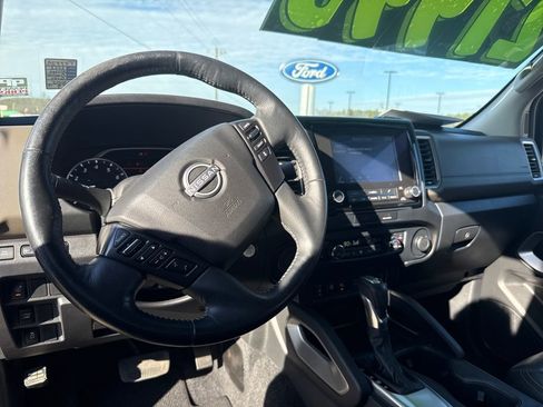 Used 2022 Nissan Frontier SV image 14