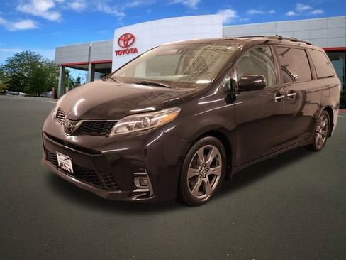 Used 2019 Toyota Sienna SE image 4