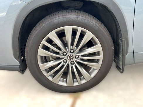 Used 2021 Toyota Highlander Platinum image 12