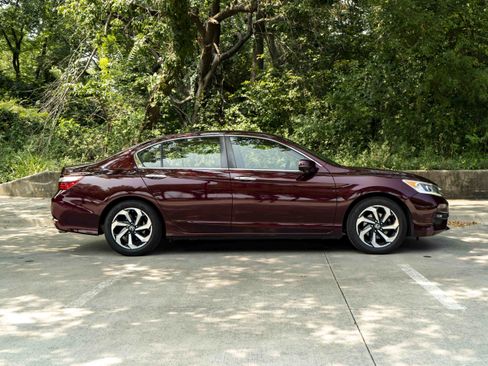 Used 2017 Honda Accord EX-L image 10