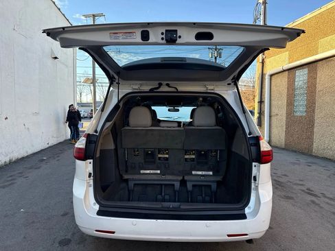 Used 2017 Toyota Sienna XLE w/ XLE Navigation Package image 27