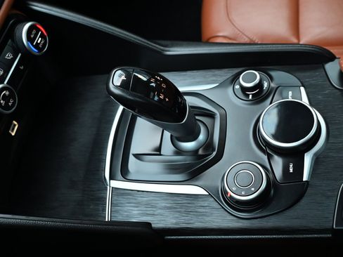 Used 2019 Alfa Romeo Giulia AWD w/ Cold Weather Package image 17