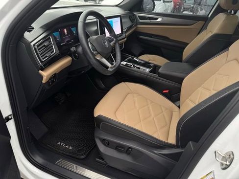 Used 2025 Volkswagen Atlas Cross Sport SE w/ Panoramic Sunroof Package image 18