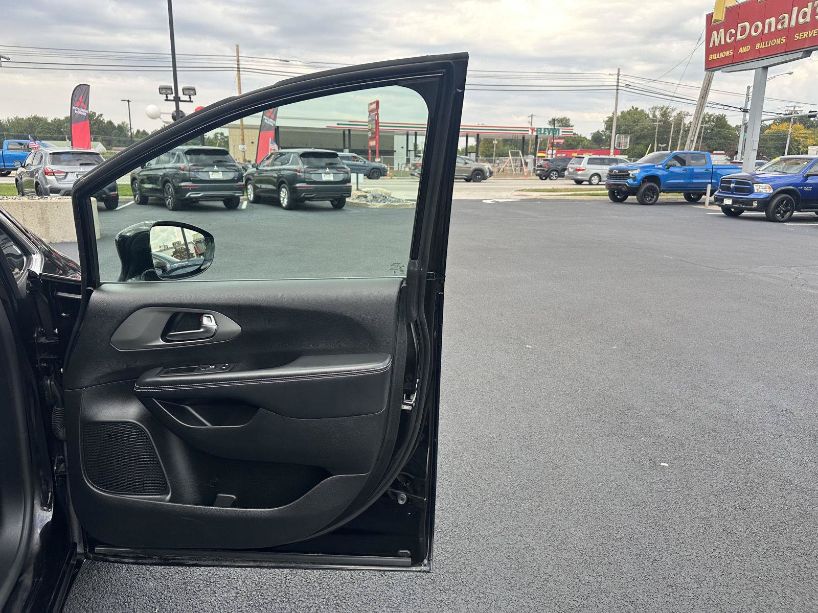 Used 2025 Chrysler Pacifica Select FWD image 23