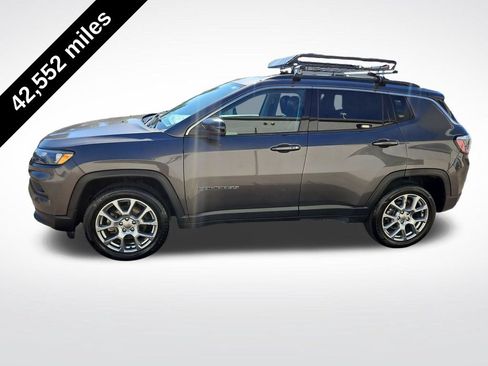 Used 2022 Jeep Compass Latitude w/ Sun and Sound Group AWD/4WD image 3