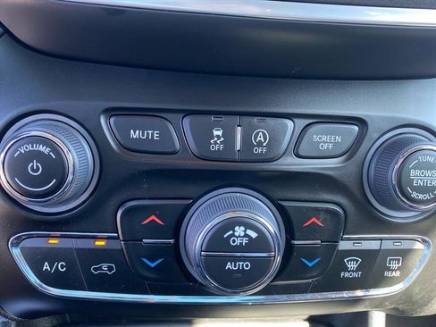 Used 2023 Jeep Cherokee Trailhawk AWD/4WD image 15