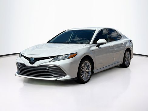 Used 2020 Toyota Camry XLE w/ Carpet Mat Package image 3