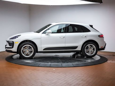 Certified 2025 Porsche Macan AWD/4WD image 2