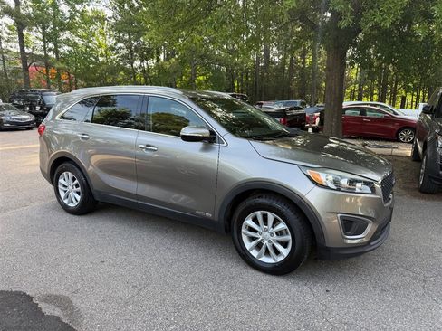 Used 2017 Kia Sorento AWD image 4