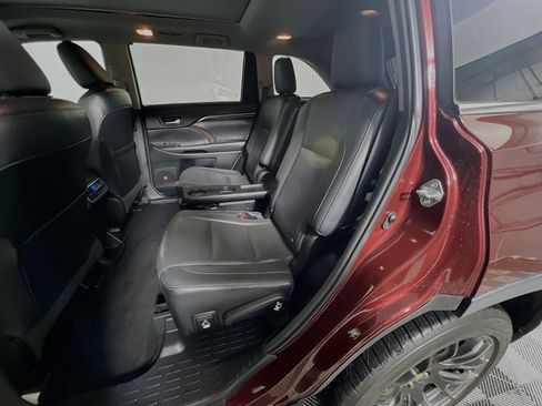 Used 2015 Toyota Highlander Limited Platinum FWD image 29