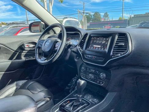 Used 2019 Jeep Cherokee Latitude Plus AWD/4WD image 34