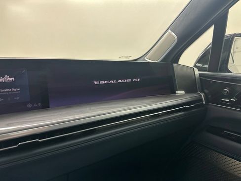 Certified 2025 Cadillac Escalade IQ Sport 2 w/ LPO, ONYX Package AWD/4WD image 46