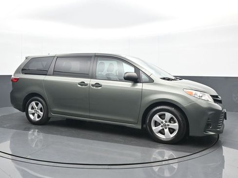 Used 2020 Toyota Sienna L image 8