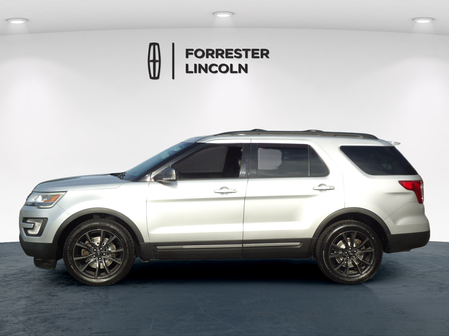 Used 2017 Ford Explorer XLT w/ Equipment Group 202A AWD/4WD image 6