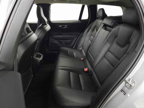 Used 2025 Volvo V60 B5 Cross Country Plus image 32