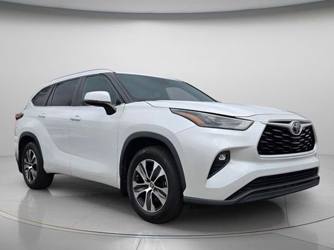 Used 2023 Toyota Highlander XLE image 4