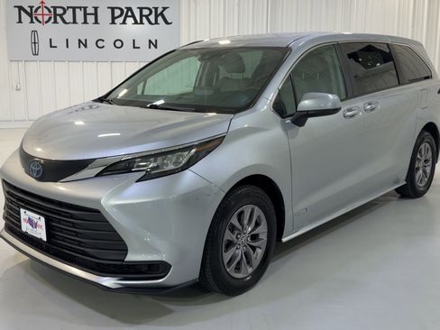 Used 2021 Toyota Sienna LE FWD image 5