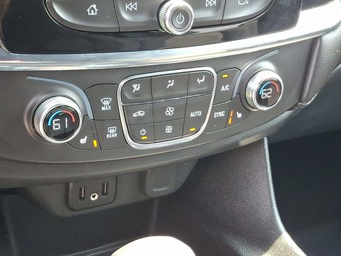 Used 2023 Chevrolet Traverse LT image 16