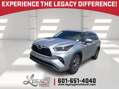 Used 2022 Toyota Highlander XLE FWD image 1