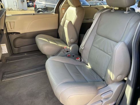 Used 2016 Toyota Sienna XLE image 5