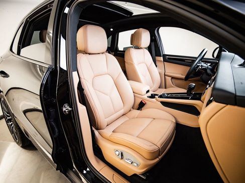 Certified 2025 Porsche Macan AWD/4WD image 29