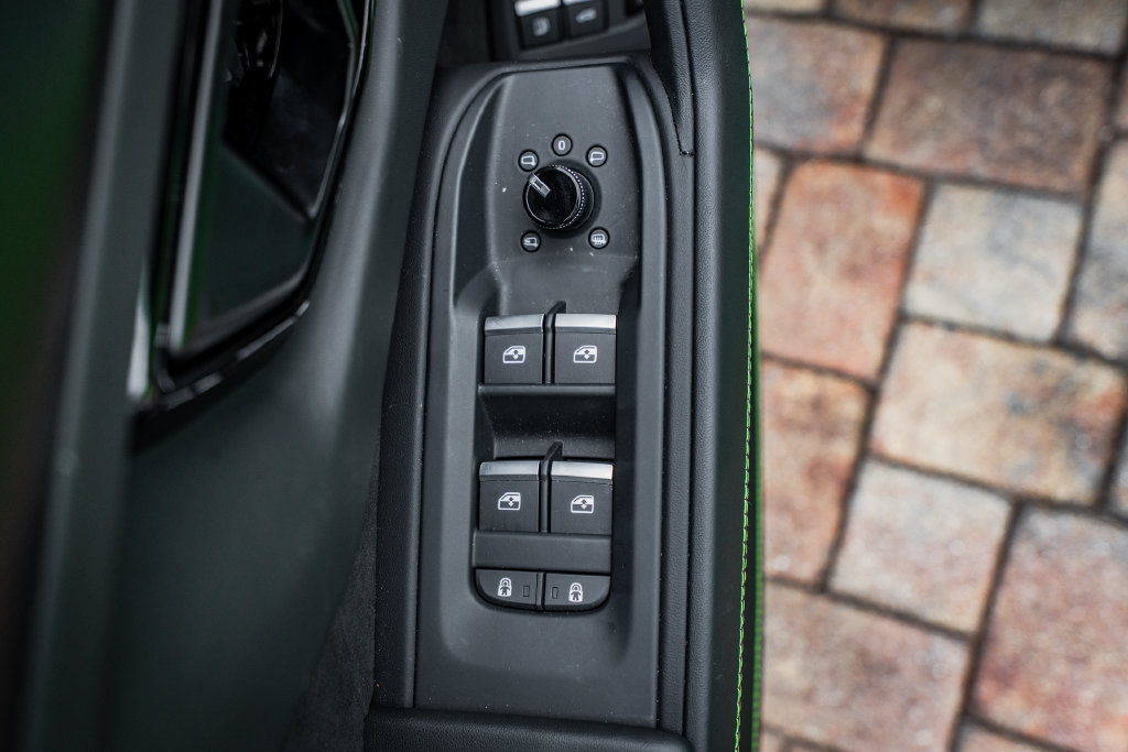 Used 2025 Lamborghini Urus SE AWD/4WD image 18