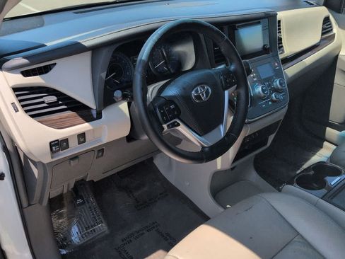 Used 2015 Toyota Sienna XLE FWD image 2