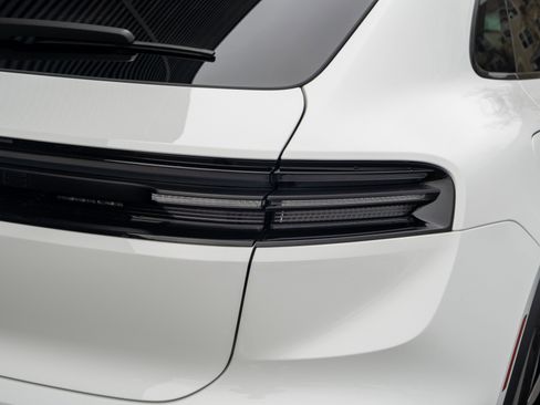 Certified 2025 Porsche Macan Electric image 46