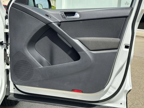 Used 2015 Volkswagen Tiguan S image 9