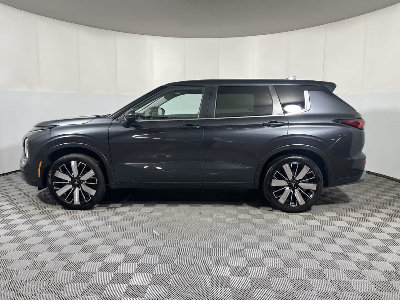 Used 2025 Mitsubishi Outlander SE AWD/4WD image 5