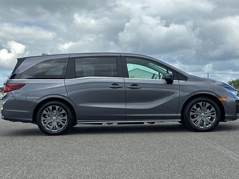 New 2026 Honda Odyssey Touring image 2