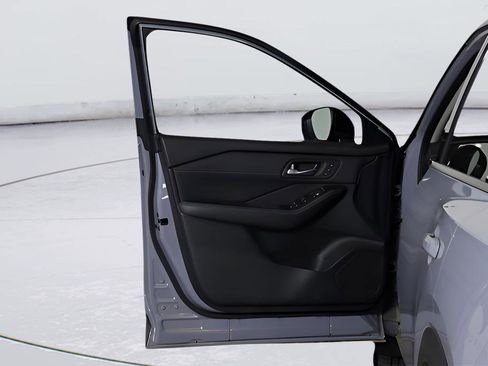 Used 2025 Nissan Rogue SL w/ Tech Package image 15