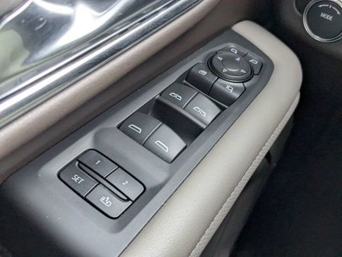 Used 2023 GMC Yukon XL SLT w/ SLT Luxury Package RWD image 23