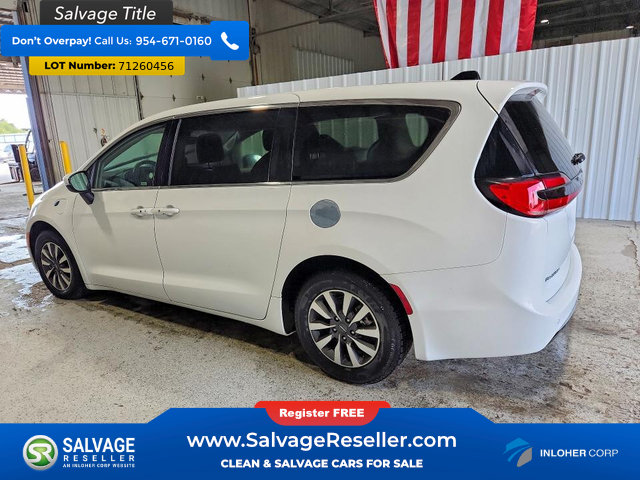 Used 2023 Chrysler Pacifica Touring-L FWD image 3