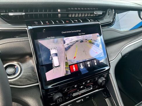 Used 2023 Jeep Grand Cherokee L Limited w/ Luxury Tech Group II image 19