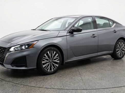 Used 2025 Nissan Altima 2.5 SV image 3