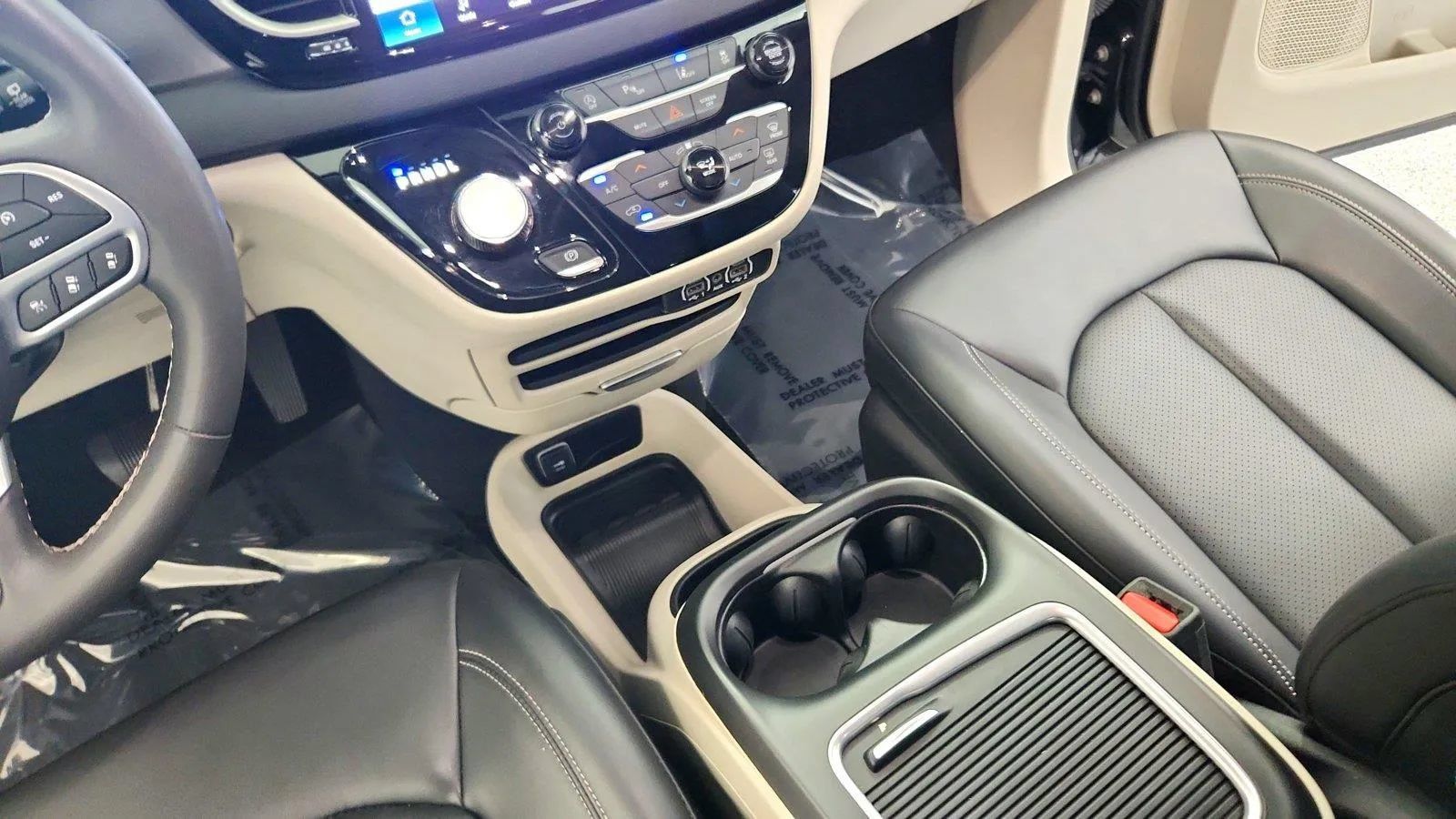 Used 2023 Chrysler Pacifica Touring-L FWD image 27