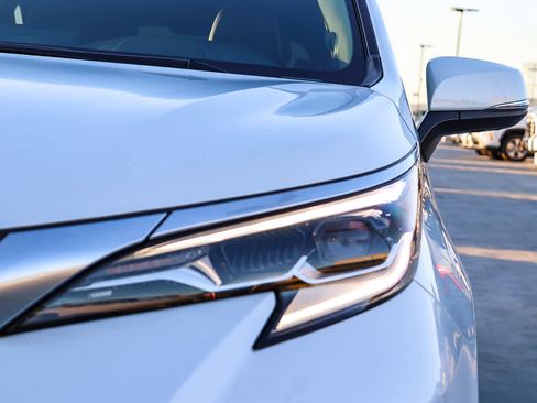 Used 2022 Toyota Sienna Platinum image 7