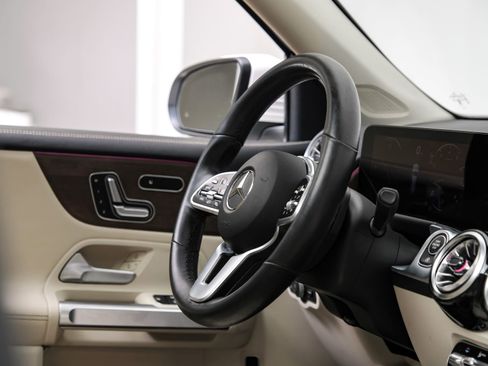 Used 2023 Mercedes-Benz GLB 250 w/ Premium Package image 18