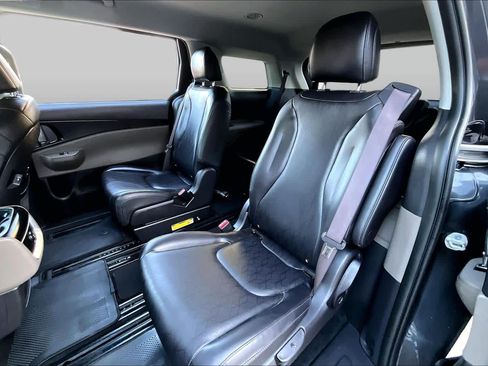 Used 2025 Kia Carnival FWD image 20