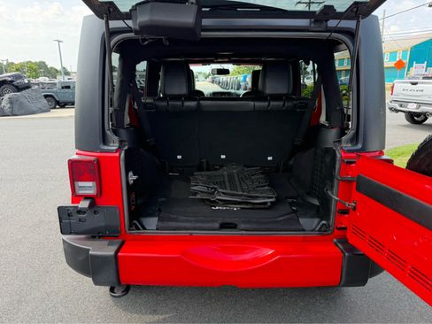 Used 2017 Jeep Wrangler Unlimited Sahara w/ Dual Top Group AWD/4WD image 8
