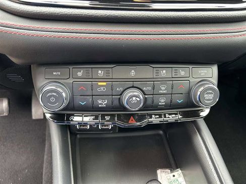 Used 2024 Dodge Durango GT image 33