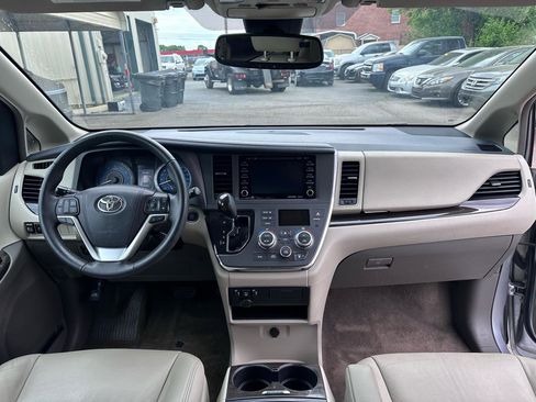 Used 2018 Toyota Sienna XLE FWD image 20