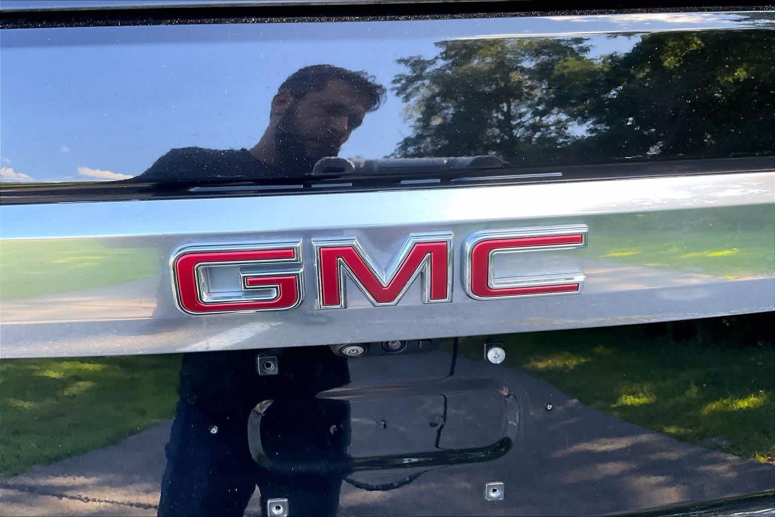 Used 2024 GMC Yukon Denali w/ Advanced Technology Package AWD/4WD image 32