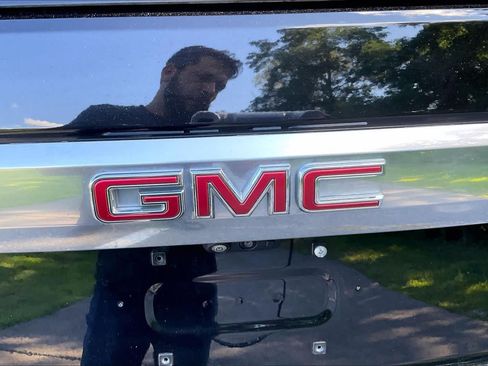 Used 2024 GMC Yukon Denali w/ Advanced Technology Package AWD/4WD image 32