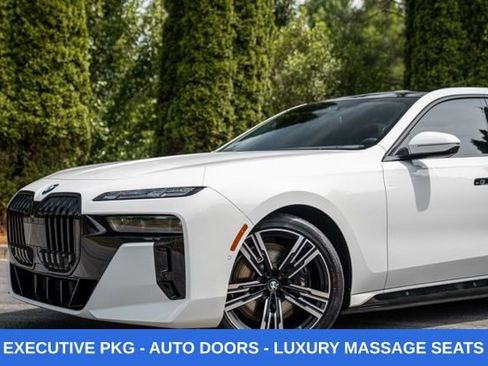 Used 2023 BMW i7 xDrive60 w/ Executive Package 2 AWD/4WD image 3